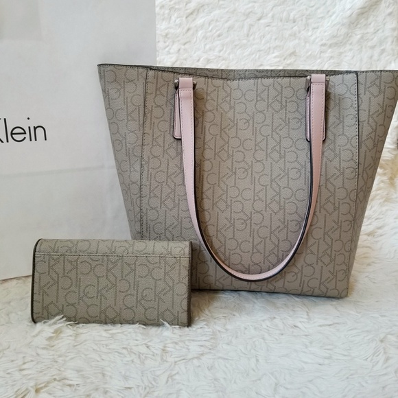 [SOLD] Calvin Klein Monogram Tote Bag & Wallet Pink - Picture 4 of 8